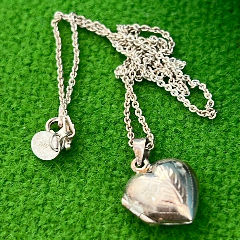 Sterling silver vintage heart locket pendant necklace